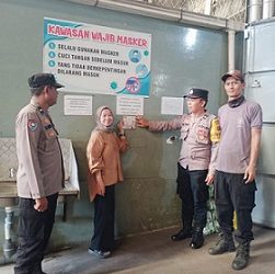 Bhabinkamtibmas Polseķ Sianțar UtaraTempel Stiker Call Center 110 di Pabrik Roti Ganda