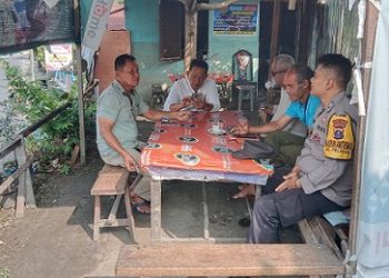 Bhabinkamtibmas AIPDA Saut M. Manurung dan Bripka Surya Darma melaksanaskan Patroli Kampung Bebas dari Narkoba di Jalan Jawa