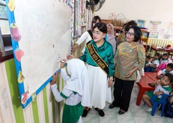 Ketua TP PKK Kota Pematangsiantar sekaligus Ketua Penyelenggara PAUD SAB Ny Liswati Wesly Silalahi memantau langsung kondisi lima PAUD SAB