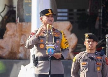 Wakapolda Sumut Brigjen Pol Sonny Irawan, S.I.K., M.H saat memimpin apel Gelar Pasukan Operasi Kepolisian Kewilayahan “Keselamatan Toba 2026” di Lapangan KS Tubun Polda Sumut (Foto Ist)