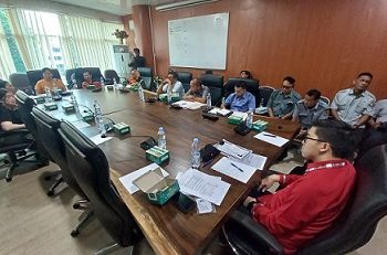 Anggota Komisi 3 DPRD Kota Medan, Agus Setiawan bersama Direktur Utama PUD Pasar Medan, Anggia Ramadhan beserta pedagang saat membahas pengosongan Pasar Sambas. (Foto Romulo/jurnalx.co.id)