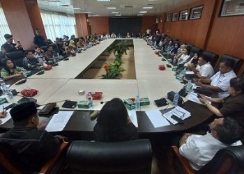 Komisi 2 DPRD Kota Medan menggelar Rapat Dengar Pendapat (RDP) dengan Dinkes, BPJS Kesehatan, dan para direksi sejumlah Rumah Sakit Swasta se- Kota Medan terkait sistem layanan UHC yang belum maksimal berjalan.  (Foto Romulo)
