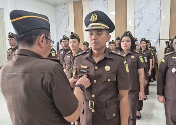 Kajari Tanjungbalai Bobon Robiana, SH MH saat melantik Kasi Pidum