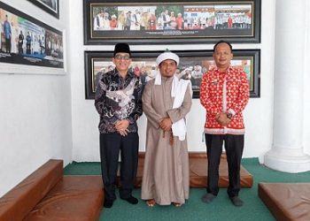 Wali Kota Pematangsiantar Wesly Silalahi SH MKn diwakili Asisten Perekonomian dan Pembangunan Setdako Zainal Siahaan SE MM, didampingi Kabag Administrasi Pembangunan Fidelis Edy Suranta Sembiring SSTP MSi memberikan bantuan pembangunan Rumah Tahfiz Quran Haji Sugiat Santoso, di Pondok Persulukan TGB Serambi Babussalam Simalungun