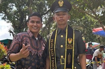 Eron Sinaga mewakili keluarga berfoto bersama Baen P Simbolon, putra dari almarhum Rianto Simbolon. (Foto Ist)