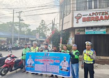 Personil Sat Lantas Sosialisasi Ops Keselamatan Toba 2026 kepada Driver Ojol