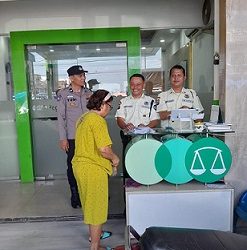 Bhabinkamtibmas Kelurahan Baru Aipda Yudi Patra melaksanakan sambang kamtibmas di Kantor PT Pegadaian Jalan Patuan Anggi