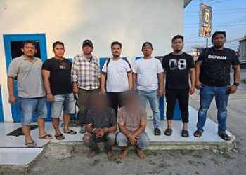 Kedua pelaku diapit Tim Jatanras Sat Reskrim Polres Simalungun