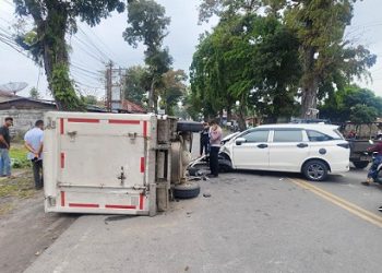 Barang bukti mobil box dan mobil Daihatsu Xenia saat masih di TKP