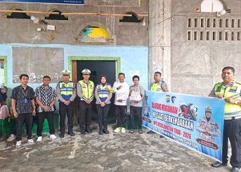 Kasat Lantas AKP Friska Susana SH bersama KBO Lantas IPTU Syawaluddin Nasution, S.H, Kanit Patroli IPDA H. Tambunan SH, Kanit Gakkum IPDA Syah Edi Purba, SH dan Personil Sat Lantas saat jumat berkah