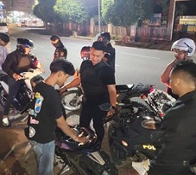 Timsus Dayok Mirah saat patroli dan memberikan himbauan kepada kaula remaja