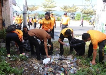 Personil Polres Simalungun Kerja Bakti Bersihkan Parapat