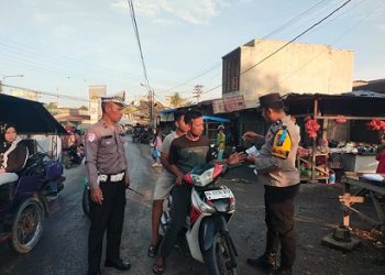 Personil Sat Lantas Polres Tanjungbalai Bagikan Brosur dan Stiker
