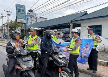 Kanit Regident IPTU Elon Sitinjak SH bersama personil saat bagikan brosur dan stiker Ops Keselamatan Toba 2026