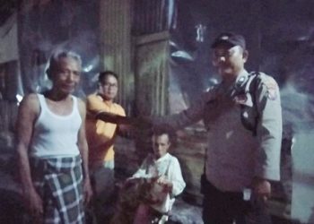 Personil Polsek Siantar Martoba saat serahkan ibu lansia kepada keluaganya