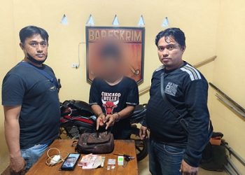 Pelaku HS dan barang bukti diapit Personil Polsek Bosar Maligas