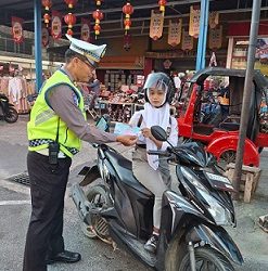 KBO Sat Lantas IPTU Syawaluddin Nasution SH saat sosialisasi kepada pengendara roda 2
