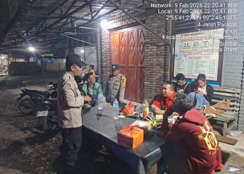 Piket Bhabinkamtibmas AIPTU Fernandes Munthe, AIPDA Perwira Sebayang dan BRIPK Johannes C. Siregar melaksanakan kegiatan Blue Light Patrol (BLP) dalam rangka menciptakan suasana aman dan kondusif