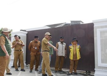 Wali Kota Tanjungbalai, Mahyaruddin Salim melakukan peninjauan pelaksanaan normalisasi dan pengerukan drainase di jalan HM Nur
