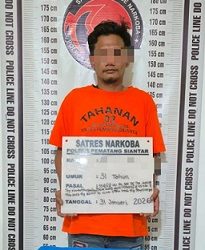 Tersangka S dan barang bukti diruangan Sat Resnarkoba Polres Pematangsiantar