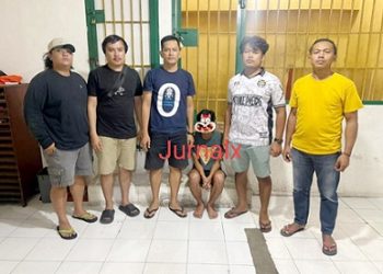 Tersagka DP diapit Kanit 1 IPDA Warman Siallagan SH bersama Tim Opsnal 
