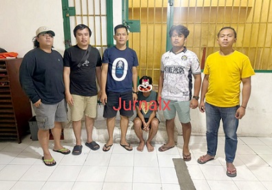 Tersagka DP diapit Kanit 1 IPDA Warman Siallagan SH bersama Tim Opsnal