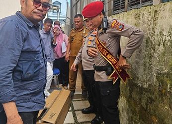 Warga Jalan Bilal, Komplek Prima, Kelurahan Pulo Brayan Darat 1, Kecamatan Medan Timur menemukan bayi laki-laki didalam kardus. (Foto Ist)
