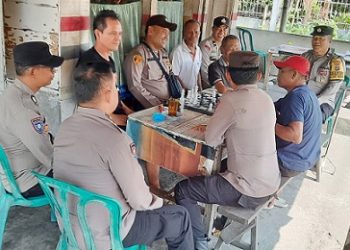Personil Sat Binmas Patroli Sambang Kamtibmas dan Silaturahmi kepada masyarakat di kedai kopi