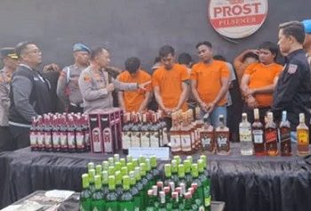 Kapolrestabes Medan, Kombes Pol Jean Calvijn Simanjuntak saat paparan penggerebekan THM Terbul Bar & Lounge di Jalan Pulo Sari, Tuntungan, Durin Jangak, Pancurbatu, Deli Serdang. (Foto Ist)
