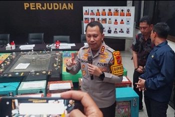 Kapolrestabes Medan, Kombes Pol Jean Calvijn Simanjuntak saat paparan kasus perjudian. (Foto Ist)