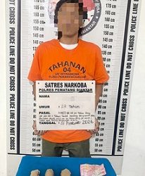 Pelaku MAN alias Alun dan barang bukti diamankan diruangan Sat Resnarkoba Polres Pematangsiantar