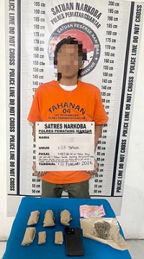 Pelaku MAN alias Alun dan barang bukti diamankan diruangan Sat Resnarkoba Polres Pematangsiantar