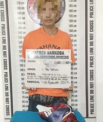 Tersangka SARH dan barang bukti di ruangan Sat Resnarkoba Polres Pematangsiantar