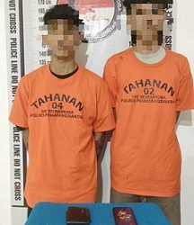 Kedua tersangka EP dan BTA beserta barang bukti di ruangan Sat Resnarkoba Polres Pematangsiantar