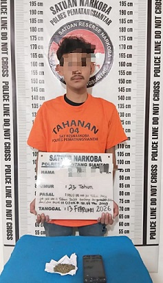 Tersangka AS dan barang bukti diamankan di Sat Resnarkoba Polres Pematangsiantar