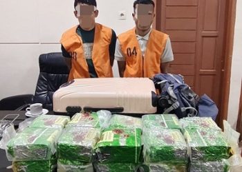 Dua kurir narkoba jenis sabu yang berhasil ditangkap Polresta Deli Serdang dengan barang bukti 21 kg sabu. (Foto Ist)