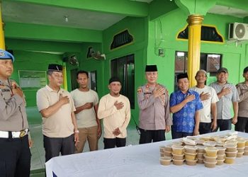 Kapolsek Teluk Nibung AKP SRT Siburian berikan takjil di Masjid Ubudiyah, Jalan Yos Sudarso, Lingkungan 1