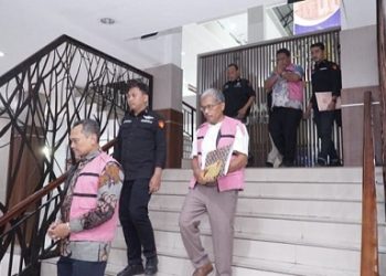 Tiga orang tersangka dugaan korupsi penerimaan negara dari sektor Penerimaan Negara Bukan Pajak (PNBP) jasa kepelabuhanan dan kenavigasian di Pelabuhan Belawan yang ditahan. (Foto Ist)