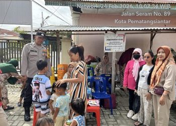 Bhabinkamtibmas Kelurahan Bantan Aiptu Rayendra P Damanik monitoring distribusi 87 paket MBG di Kantor Kelurahan Bantan
