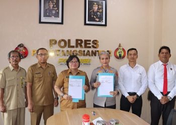 Kapolre Pematangsiantar AKBP Sah Udur T.M. Sitinjak SH. SIK. MH dan Kepala Dinsos P3A Agustina  Lasma Bulan Sihombing S.Sos. MSi penandatanganan MoU disaksikan Kasata Reskrim AKP Sandi Riz Akbar S.Tr.K. SIK. MH 