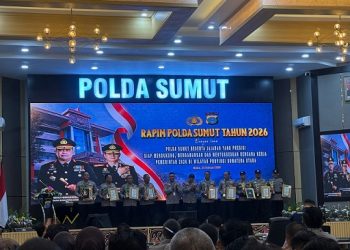 Kapolda Sumut Irjen Polisi Whisnu Hermawan Februanto, S.IK. M.H serahkan piagam penghargaan kepada Kapolres Simalungun AKBP Marganda Aritonang, S.H. S.IK. M.M