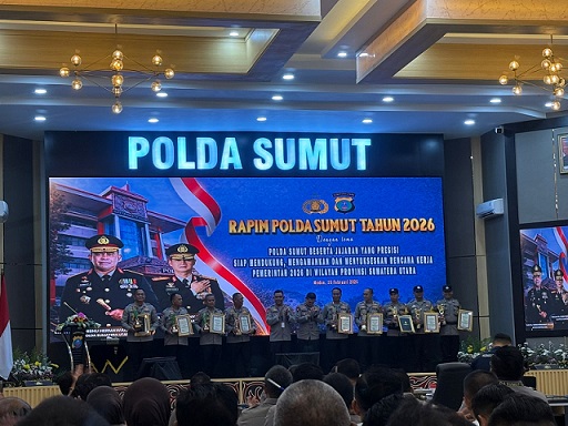 Kapolda Sumut Irjen Polisi Whisnu Hermawan Februanto, S.IK. M.H serahkan piagam penghargaan kepada Kapolres Simalungun AKBP Marganda Aritonang, S.H. S.IK. M.M