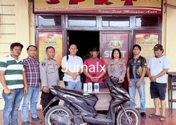 Pelaku AAG dan barang bukti diapit Kapolsek Siantar Utara AKP Jahrona Sinaga bersama Kanit Reskrim IPDA Ricardo Rajagukguk S.Sos dan Tim Opsnal 