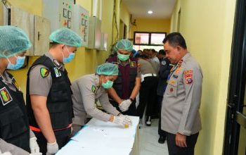 Kapolda Sumut Irjen Pol Whisnu Hermawan Februanto memimpin langsung pelaksanaan tes urine jajaran pejabat utama dan kapolres se-Sumatera Utara dalam rangkaian Rapat Pimpinan (Rapim) Tahun 2026. (Foto Ist)