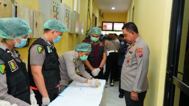 Kapolda Sumut Irjen Pol Whisnu Hermawan Februanto memimpin langsung pelaksanaan tes urine jajaran pejabat utama dan kapolres se-Sumatera Utara dalam rangkaian Rapat Pimpinan (Rapim) Tahun 2026. (Foto Ist)