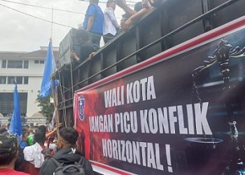 Ribuan massa yang juga sebagian pedagang daging babi aksi menolak Surat Edaran (SE) Nomor 500-7.1/540 tertanggal 13 Februari 2026, yang mengatur tentang penjualan daging non halal. (Foto Romulo Sinaga / jurnalx.co.id)