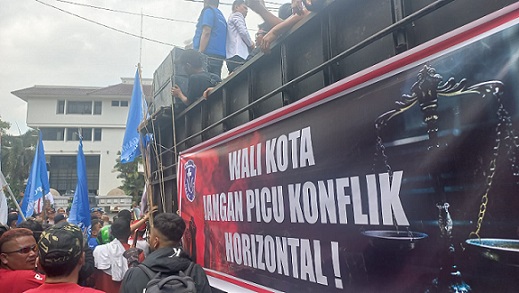 Ribuan massa yang juga sebagian pedagang daging babi aksi menolak Surat Edaran (SE) Nomor 500-7.1/540 tertanggal 13 Februari 2026, yang mengatur tentang penjualan daging non halal. (Foto Romulo Sinaga / jurnalx.co.id)