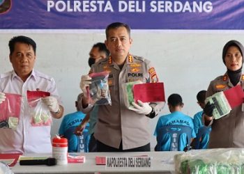Kapolresta Deli Serdang, Kombes Pol Hendria Lesmana, S.IK, M.Si bersama Wakapolresta AKBP Juliani Prihartini, S.IK, MH dan Kasat ResNarkoba Kompol Dr. Fery Kusnadi S.H. M.H saat tunjukkan barang bukti