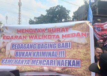 Aksi ribuan massa dari berbagai aliansi masyarakat, termasuk para pedagang daging babi di Kota Medan desak Wali Kota Medan, Rico Tri Putra Bayu Waas segera mencabut Surat Edaran (SE) Nomor 500-7.1/540 tertanggal 13 Februari 2026. (Foto Romulo Sinaga/jurnalx.co.id)