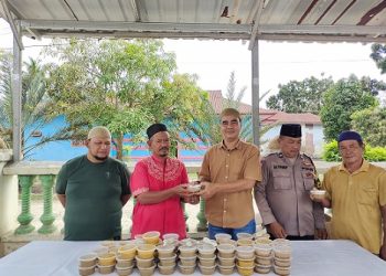 Kasat Intelkam Polre Tanjungbalai AKP Khairul Azwar didampingi KBO IPDA Falda H. Batubara dan personil berbagi takjil di Masjid Al-Ridho